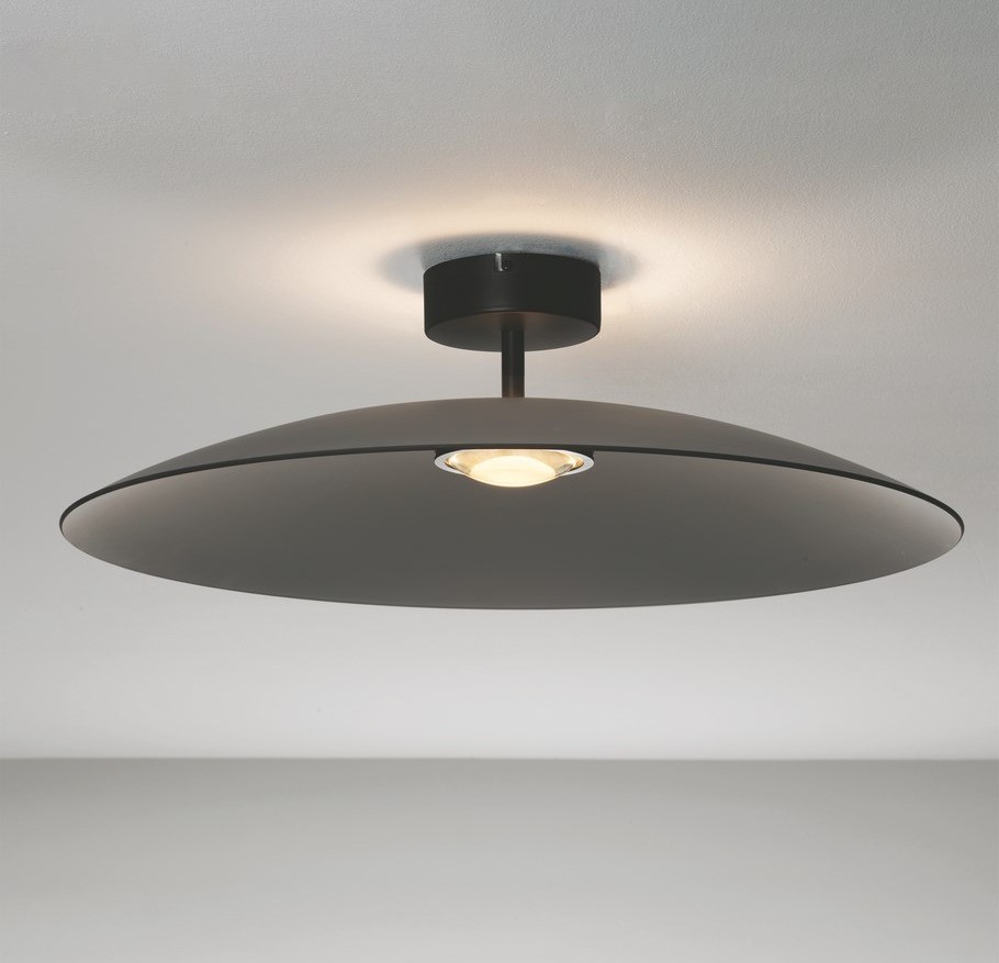 Lampa sufitowa Peca 1xLED 17W w kolorze czarnym z szarym kloszem, o okrągłym kształcie, zamontowana na suficie. Widoczna centralna lampa LED, emitująca ciepłe światło, w minimalistycznym stylu, na jednolitym tle.