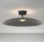 Lampa sufitowa Peca 1xLED 17W w kolorze czarnym z szarym kloszem, o okrągłym kształcie, zamontowana na suficie. Widoczna centralna lampa LED, emitująca ciepłe światło, w minimalistycznym stylu, na jednolitym tle.
