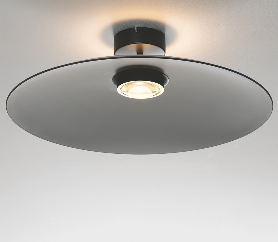 Lampa sufitowa Peca w kolorze czarnym z szarym kloszem, o okrągłym kształcie. Wyposażona w jedno źródło światła LED 17W, montowana na suficie. Klosz ma matowe wykończenie, a centralnie umieszczona żarówka emituje ciepłe światło.
