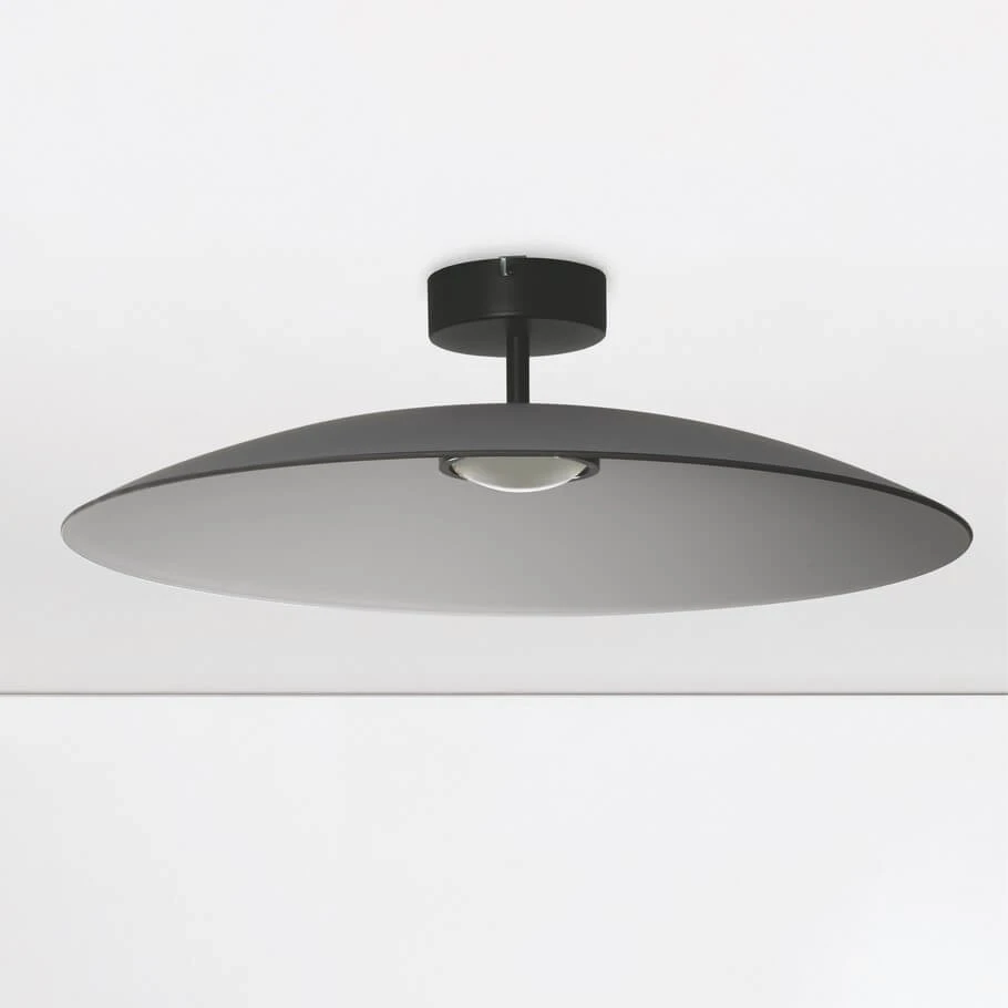 Lampa sufitowa Peca 1xLED 17W w kolorze czarnym z szarym kloszem, o okrągłym, płaskim kształcie, zamontowana na suficie. Widoczne centralne źródło światła w białej oprawie. Prosta forma, nowoczesny design, na jasnym tle.