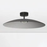 Lampa sufitowa Peca 1xLED 17W w kolorze czarnym z szarym kloszem, o okrągłym, płaskim kształcie, zamontowana na suficie. Widoczne centralne źródło światła w białej oprawie. Prosta forma, nowoczesny design, na jasnym tle.