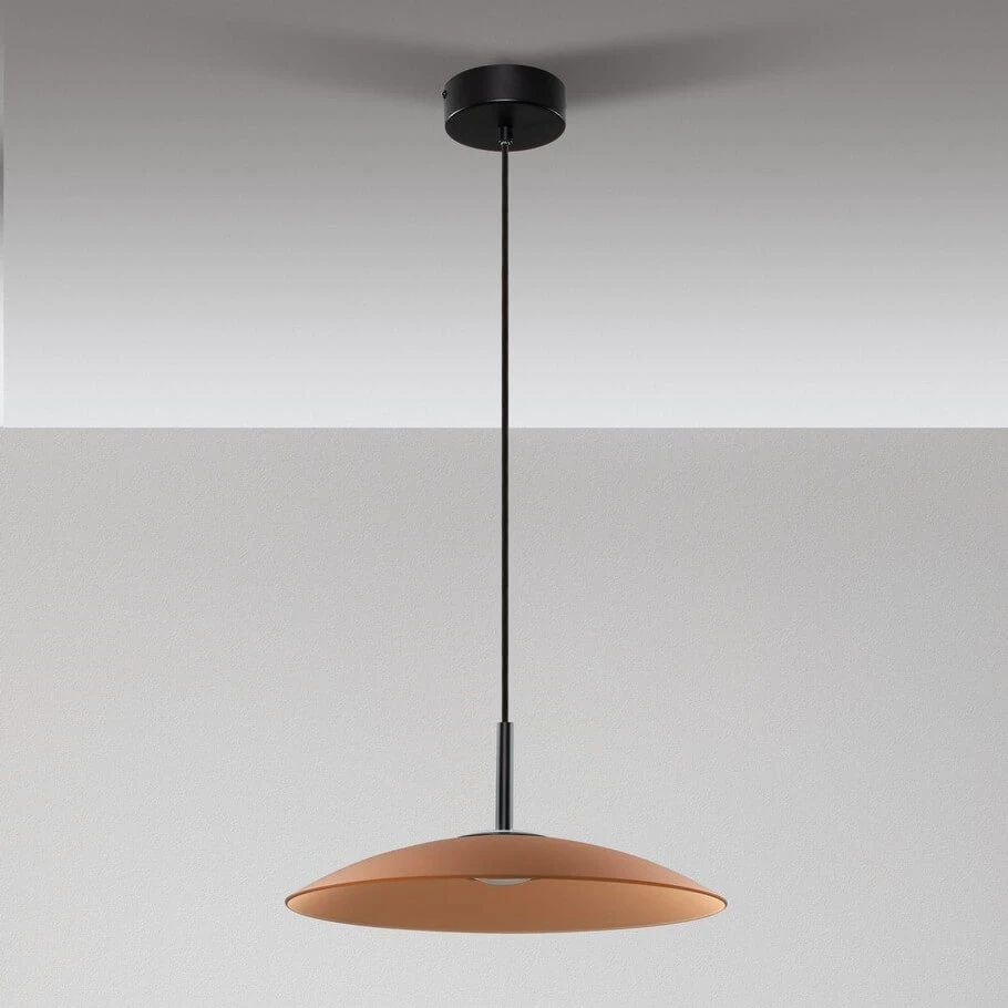 Lampa wisząca Peca w kolorze czarnym z brązowym kloszem, zawieszona na cienkim przewodzie. Klosz ma kształt stożkowaty, a źródło światła LED 12W jest widoczne w centralnej części. Tło w jasnym odcieniu, proste i neutralne.