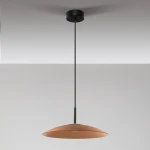 Lampa wisząca Peca w kolorze czarnym z brązowym kloszem, zawieszona na cienkim przewodzie. Klosz ma kształt stożkowaty, a źródło światła LED 12W jest widoczne w centralnej części. Tło w jasnym odcieniu, proste i neutralne.