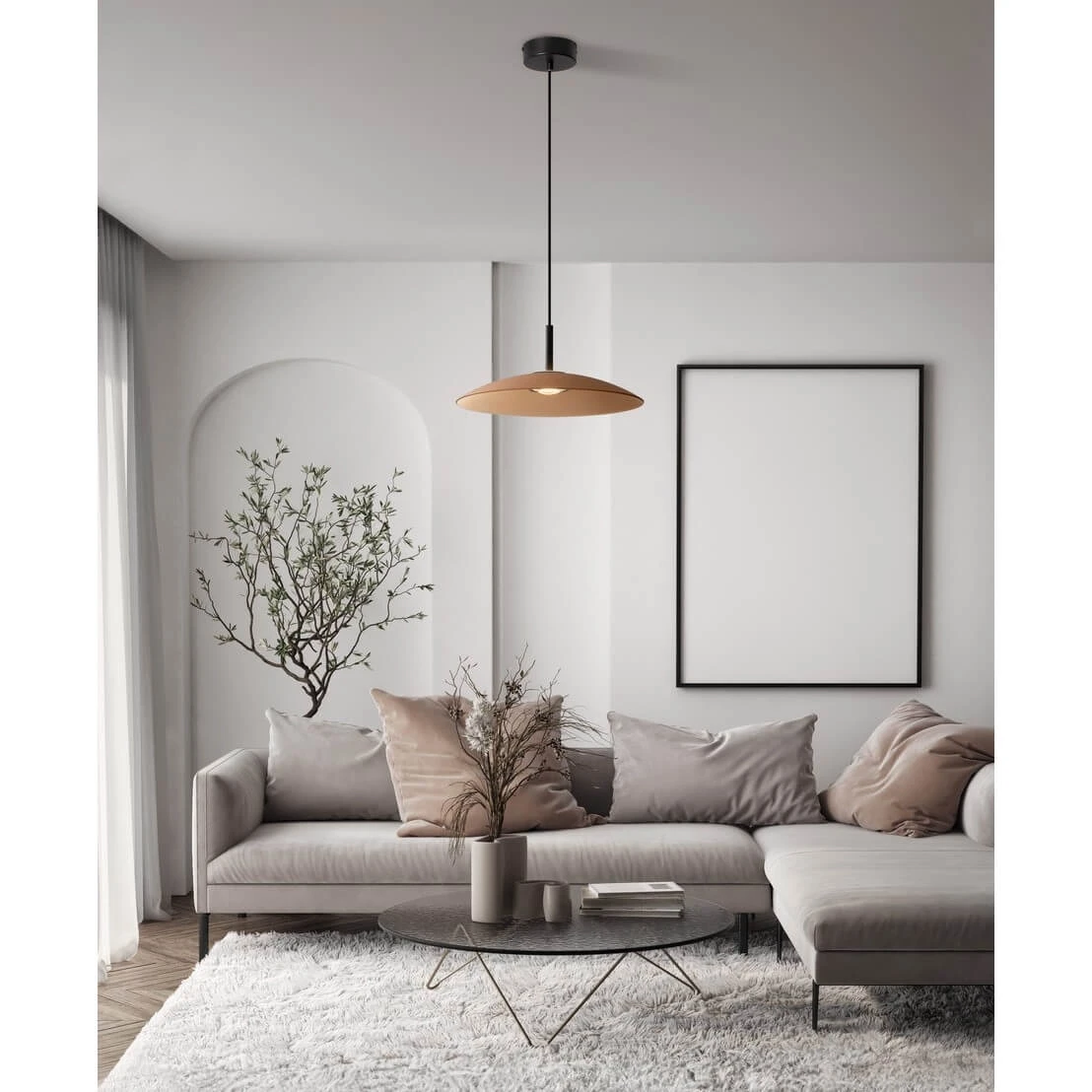 Czarna lampa wisząca Peca z brązowym kloszem LED 12W, zawieszona na cienkim kablu, w nowoczesnym wnętrzu z jasną sofą i okrągłym stołem. Tło z minimalistycznym obrazem i rośliną w doniczce.