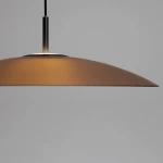 Lampa wisząca Peca z jedną diodą LED 17W, o czarnej metalowej podstawie i brązowym kloszu w kształcie płaskiej, szerokiej czaszy. Produkt zawieszony na cienkim przewodzie, w tle neutralna szara ściana.