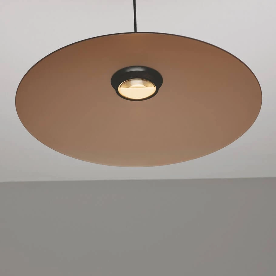 Lampa wisząca Peca z jednym źródłem LED 17W w kolorze czarnym, z dużym, okrągłym kloszem w odcieniu brązowym. Ujęcie z dołu, pokazujące detal oprawy i źródła światła. Produkt zawieszony na cienkim przewodzie w prostym otoczeniu.