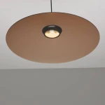 Lampa wisząca Peca z jednym źródłem LED 17W w kolorze czarnym, z dużym, okrągłym kloszem w odcieniu brązowym. Ujęcie z dołu, pokazujące detal oprawy i źródła światła. Produkt zawieszony na cienkim przewodzie w prostym otoczeniu.