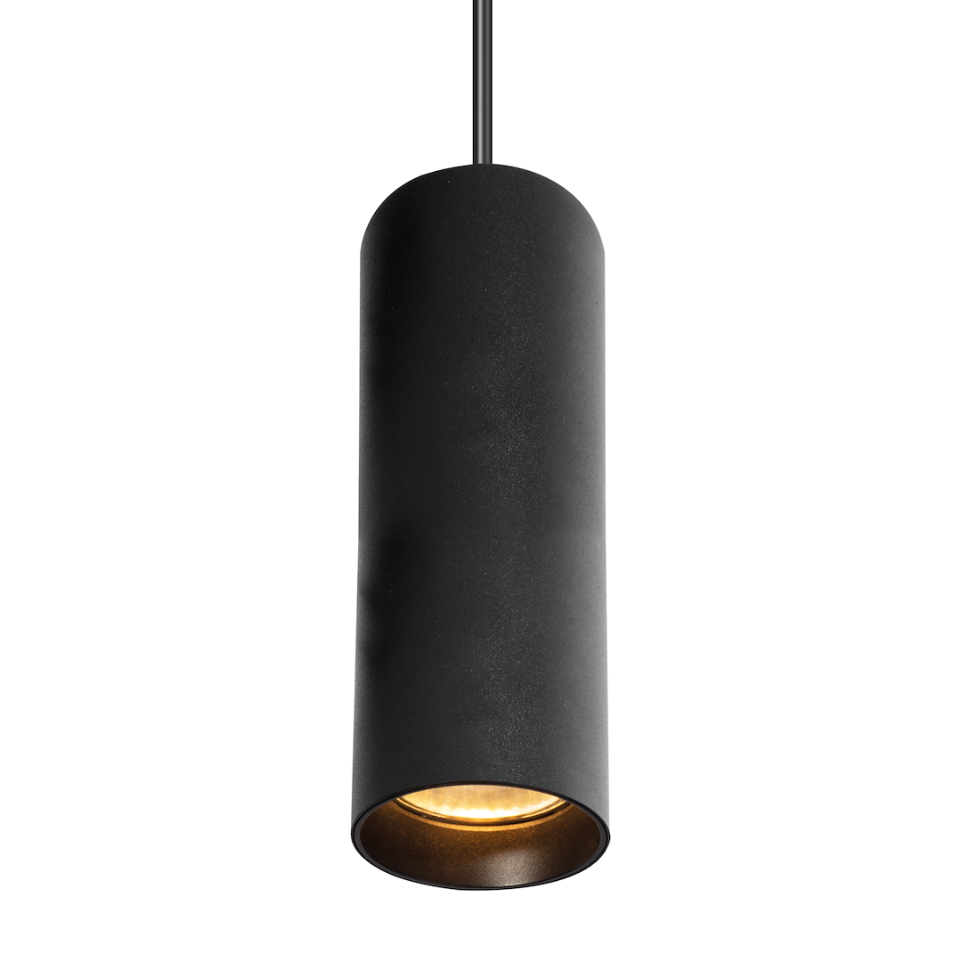 Lampa wisząca Track Pipe 1xGU10 w kolorze czarnym, o cylindrycznym kształcie z matowej powierzchni. Zawieszona na cienkim kablu, z widocznym źródłem światła wewnątrz, idealna do montażu na szynie.