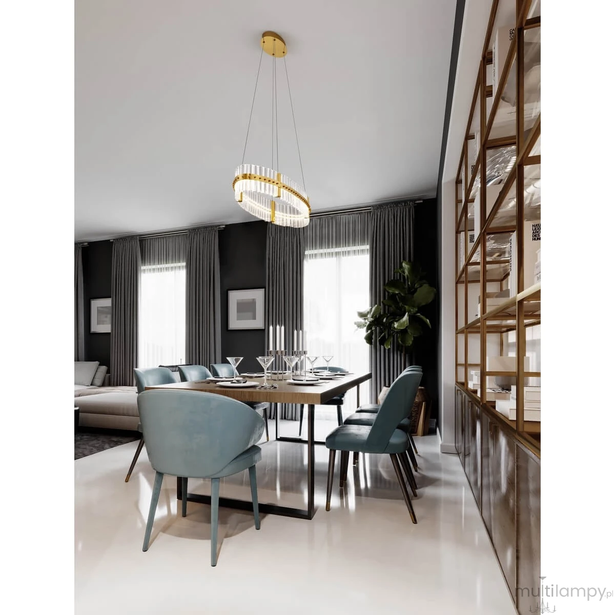 Lampa wisząca Mayo D90 w złotym kolorze z jednym źródłem światła LED 45W. Okrągły kształt, zawieszona na cienkich linkach, umieszczona nad stołem w eleganckiej jadalni z niebieskimi krzesłami i drewnianym blatem.