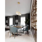 Lampa wisząca Mayo D90 w złotym kolorze z jednym źródłem światła LED 45W. Okrągły kształt, zawieszona na cienkich linkach, umieszczona nad stołem w eleganckiej jadalni z niebieskimi krzesłami i drewnianym blatem.