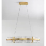 Lampa wisząca Mayo D90 w kolorze złotym, z jedną żarówką LED 45W. Owalna konstrukcja z przezroczystymi elementami, zawieszona na cienkich linkach. Górna część w złotym wykończeniu z metalowymi detalami. Idealna do nowoczesnych wnętrz.