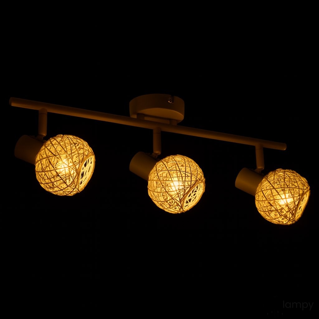 Lampa sufitowa Dex z trzema punktowymi źródłami światła E14 w kształcie kul, zdobionych plecionką. Kolor mosiężny z ciepłym światłem, montowana na prostokątnej podstawie. Ujęcie z przodu, na ciemnym tle.
