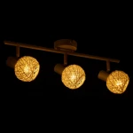 Lampa sufitowa Dex z trzema punktowymi źródłami światła E14 w kształcie kul, zdobionych plecionką. Kolor mosiężny z ciepłym światłem, montowana na prostokątnej podstawie. Ujęcie z przodu, na ciemnym tle.