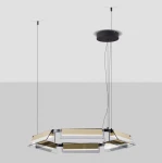 Lampa wisząca Roca z sześcioma źródłami LED o mocy 39W, w kolorze czarnym i złotym. Posiada geometryczny kształt, z przezroczystymi elementami i metalową podstawą. Zawieszona na dwóch cienkich linkach, montowana do sufitu.