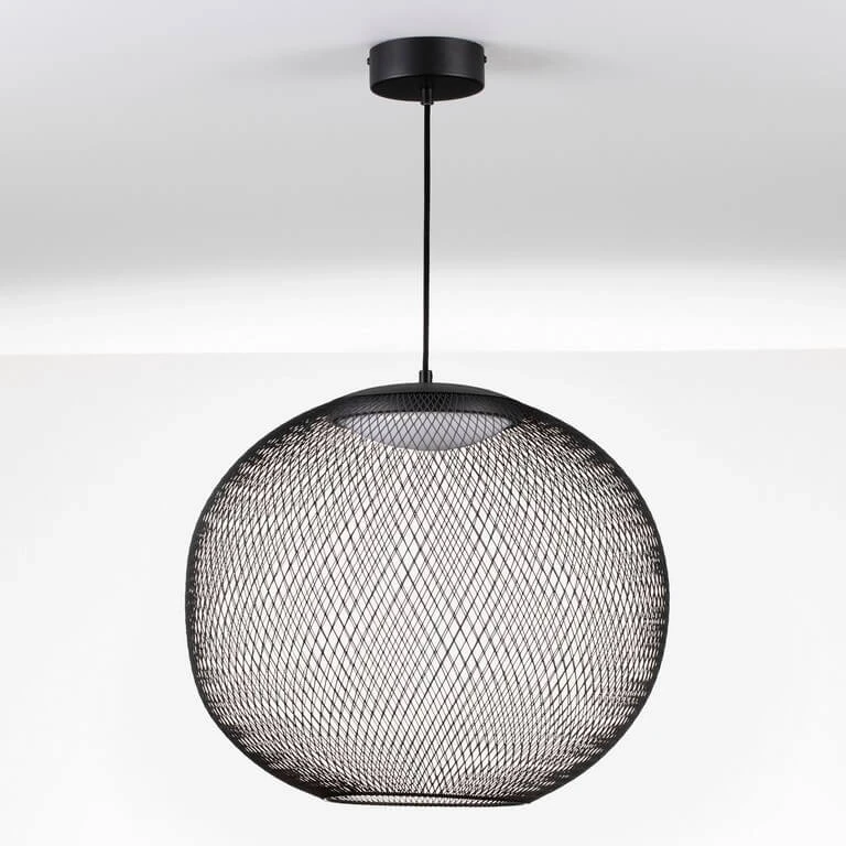 Lampa wisząca Rita w kolorze czarnym z jedną żarówką LED 24W. Okrągły klosz z siatkowatej metalowej struktury, zawieszona na cienkim przewodzie, umocowana do sufitu. Tło jasne, co podkreśla formę lampy.