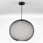 Lampa wisząca Rita w kolorze czarnym z jedną żarówką LED 24W. Okrągły klosz z siatkowatej metalowej struktury, zawieszona na cienkim przewodzie, umocowana do sufitu. Tło jasne, co podkreśla formę lampy.