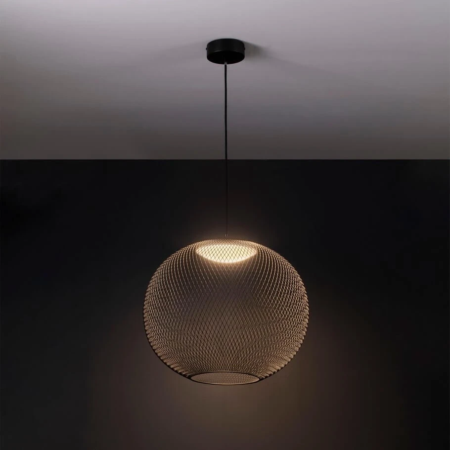 Czarna lampa wisząca Rita z siatkową, okrągłą kloszem, zawieszona na cienkim przewodzie. Wyposażona w jedną żarówkę LED o mocy 24W. Świeci od góry, tworząc efektowne oświetlenie w ciemnym wnętrzu.