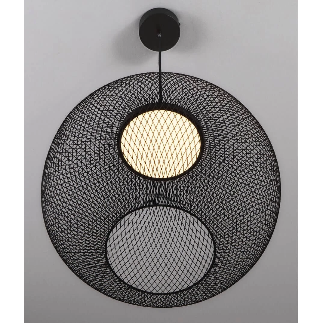 Lampa wisząca Rita 1xLED 24W w kolorze czarnym. Metalowa, okrągła konstrukcja z siateczkowym wzorem, z centralnie umieszczoną okrągłą żarówką LED. Montaż sufitowy, wisi pionowo w przestrzeni.
