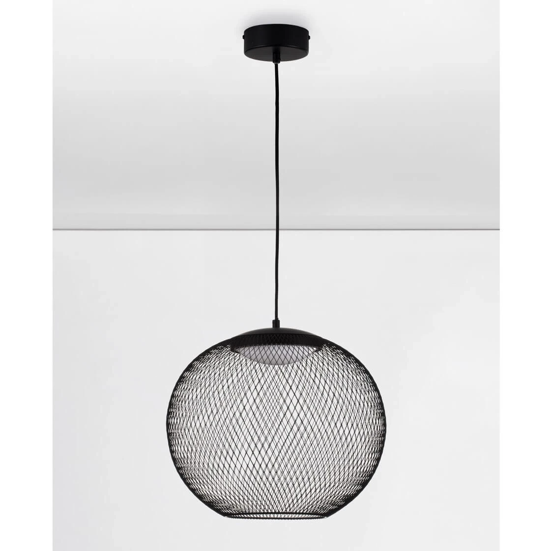 Lampa wisząca Rita z czarną metalową siatką, okrągła, zawieszona na czarnym przewodzie. Wbudowane źródło światła LED 19W, montowana do sufitu. Prosta konstrukcja, idealna do nowoczesnych wnętrz.