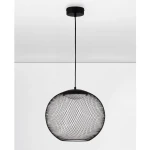 Lampa wisząca Rita z czarną metalową siatką, okrągła, zawieszona na czarnym przewodzie. Wbudowane źródło światła LED 19W, montowana do sufitu. Prosta konstrukcja, idealna do nowoczesnych wnętrz.