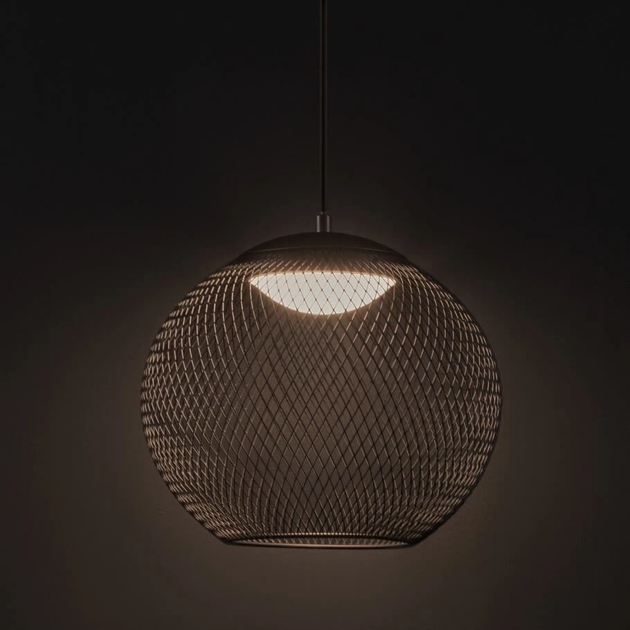 Czarna lampa wisząca Rita z metalową siatką, z oświetleniem LED 12W. Kształt okrągły, zawieszona pod sufitem. Emituje światło przez górną część klosza, w przestrzeni o ciemnym tle. Idealna do nowoczesnych wnętrz.