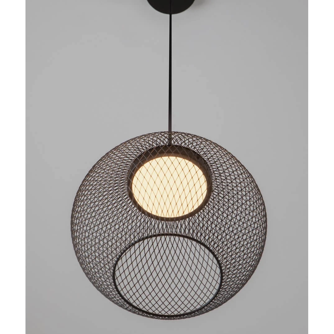 Czarna lampa wisząca Rita z metalową siatką, z okrągłym źródłem światła LED o mocy 12W. Produkt zawieszony na cienkim, czarnym przewodzie, z widocznym otworem w dolnej części. Tło jasnoszare, prostota formy podkreśla nowoczesny design.