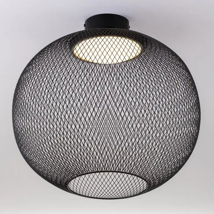 Czarna lampa sufitowa Rita z siatkową obudową, pojedyncza żarówka LED 23W. Produkt montowany na suficie, okrągły kształt, widoczna lampa w górnej części. Tło białe, co podkreśla design lampy.