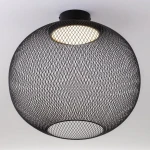 Czarna lampa sufitowa Rita z siatkową obudową, pojedyncza żarówka LED 23W. Produkt montowany na suficie, okrągły kształt, widoczna lampa w górnej części. Tło białe, co podkreśla design lampy.