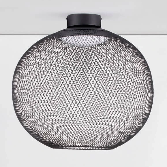 Czarna lampa sufitowa Rita z siateczkowym kloszem, w kształcie kuli, z jednym źródłem światła LED o mocy 23W. Widok z dołu, zawieszona na suficie, z widocznym montażem na górze.