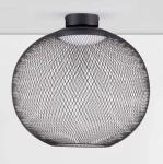 Czarna lampa sufitowa Rita z siateczkowym kloszem, w kształcie kuli, z jednym źródłem światła LED o mocy 23W. Widok z dołu, zawieszona na suficie, z widocznym montażem na górze.