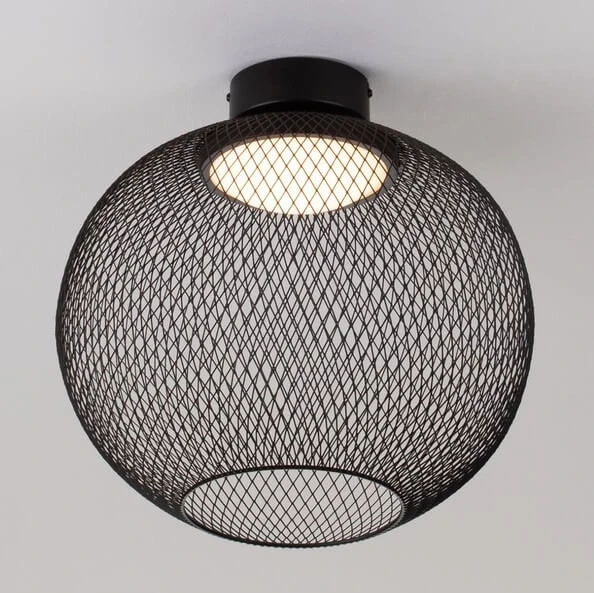 Czarna lampa sufitowa Rita z kloszem w formie siatki, z pojedynczym źródłem światła LED 19W. Ujęcie z góry, pokazujące okrągły kształt i otwartą górę, przez którą wydobywa się światło. Montaż sufitowy, na jednolitym tle.