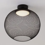 Czarna lampa sufitowa Rita z kloszem w formie siatki, z pojedynczym źródłem światła LED 19W. Ujęcie z góry, pokazujące okrągły kształt i otwartą górę, przez którą wydobywa się światło. Montaż sufitowy, na jednolitym tle.