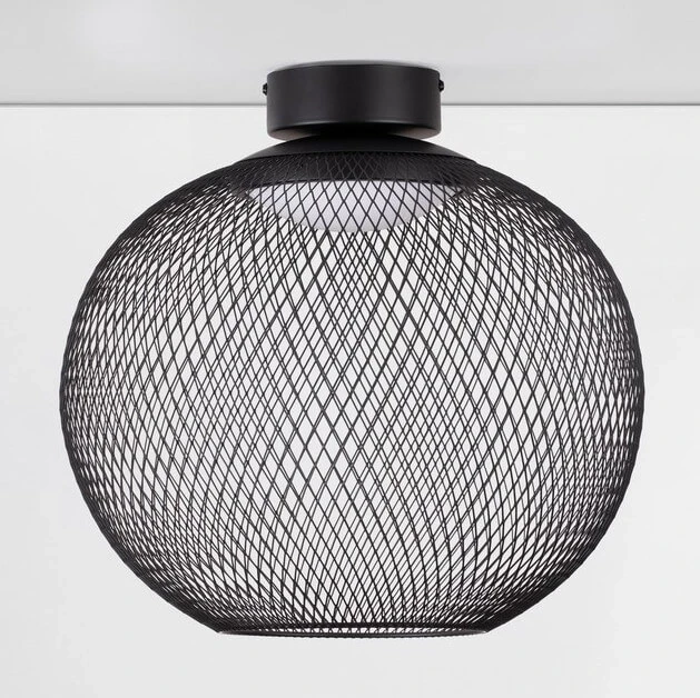 Lampa sufitowa Rita z czarną, metalową siatką w formie kuli, z zamontowanym źródłem światła LED 19W. Ujęcie frontalne, ukazujące detal struktury oraz kształt lampy. Tło jasne, proste.