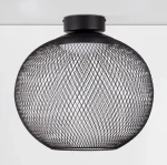 Lampa sufitowa Rita z czarną, metalową siatką w formie kuli, z zamontowanym źródłem światła LED 19W. Ujęcie frontalne, ukazujące detal struktury oraz kształt lampy. Tło jasne, proste.
