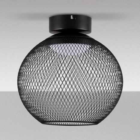 Czarna lampa sufitowa Rita z metalowej siatki, o okrągłym kształcie, z pojedynczym źródłem światła LED 12W. Ujęcie z dołu, prezentujące detal konstrukcji i fakturę materiału. Tło jednolite, szare.