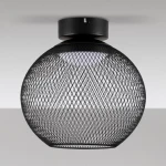 Czarna lampa sufitowa Rita z metalowej siatki, o okrągłym kształcie, z pojedynczym źródłem światła LED 12W. Ujęcie z dołu, prezentujące detal konstrukcji i fakturę materiału. Tło jednolite, szare.