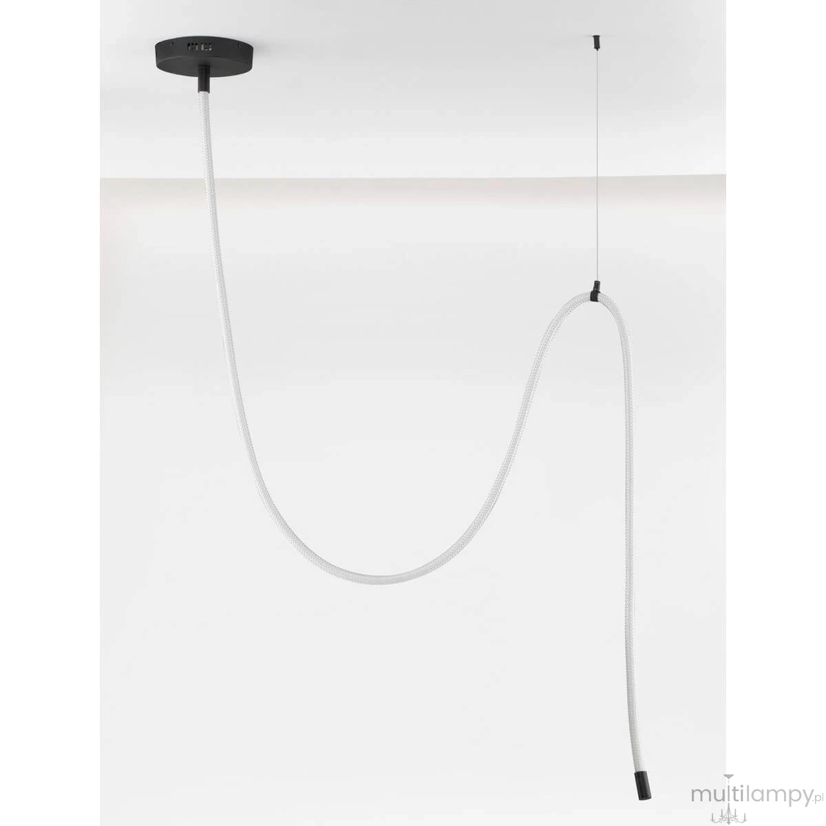 Cura lampa wisząca 1xLED 33W w kolorze czarnym, z białym kablem, zawieszona na suficie. Kształt minimalistyczny, z okrągłym mocowaniem sufitowym. Kabel opada swobodnie, tworząc efektowną linię. Tło proste, białe.