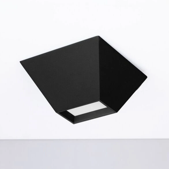 Czarna lampa sufitowa Alto z jedną diodą LED 9W, o kwadratowym kształcie z lekko nachyloną osłoną. Ujęcie z boku, zamontowana na białym suficie, z widoczną przezroczystą częścią emitującą światło.