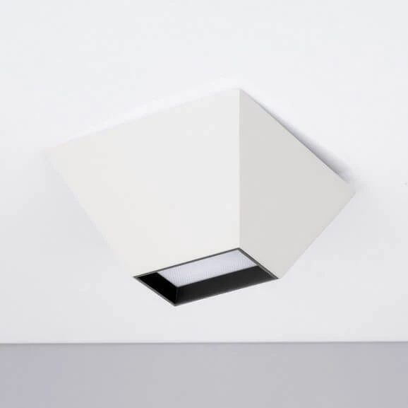 Lampa sufitowa Alto, 1xLED 9W, w kolorze białym. Posiada geometryczny kształt z czarnym detalem na spodzie. Montowana na suficie, widok z boku, ukazujący elegancką, minimalistyczną formę. Idealna do nowoczesnych wnętrz.