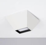 Lampa sufitowa Alto, 1xLED 9W, w kolorze białym. Posiada geometryczny kształt z czarnym detalem na spodzie. Montowana na suficie, widok z boku, ukazujący elegancką, minimalistyczną formę. Idealna do nowoczesnych wnętrz.