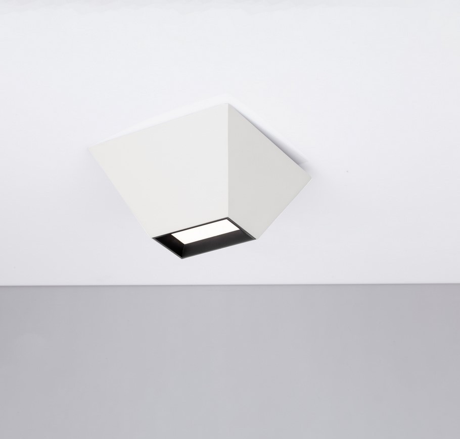 Lampa sufitowa Alto w kolorze białym, kwadratowa obudowa z czarnym wykończeniem. Ujęcie z dołu, zamontowana na suficie, z widocznym źródłem światła LED o mocy 9W. Prosty, nowoczesny design. Tło jasne, gładkie.
