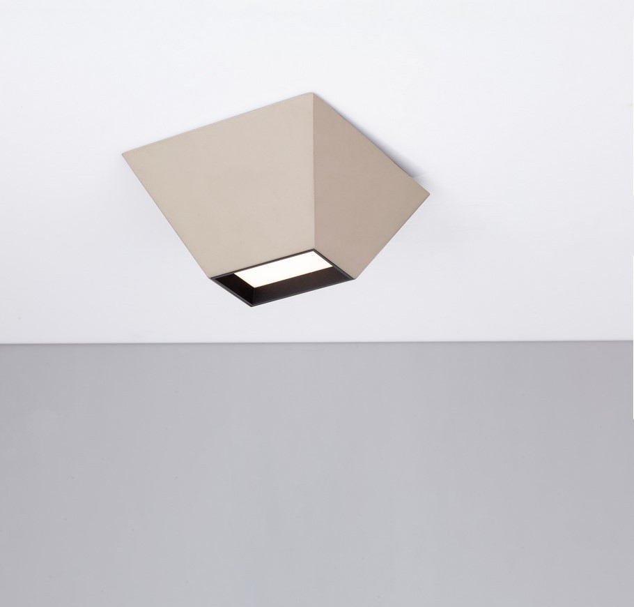Beżowa lampa sufitowa Alto z jednym źródłem LED 9W, o geometrycznym kształcie. Ujęcie z dołu, montowana na suficie, z widocznym prostokątnym otworem na światło. Tło jasne, jednolite.