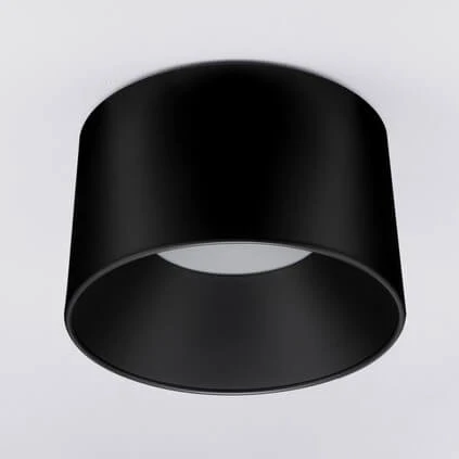 Czarna lampa sufitowa LED Bajo o mocy 24W, o cylindrycznym kształcie, zamontowana na gładkim, jasnym tle. Widoczny otwór na źródło światła w centrum. Prosty, nowoczesny design.