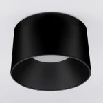 Lampa sufitowa LED 35W w kolorze czarnym, o cylindrycznym kształcie, zamontowana na jasnym suficie. Widoczna okrągła przesłona, która emituje światło, z minimalistycznym designem.