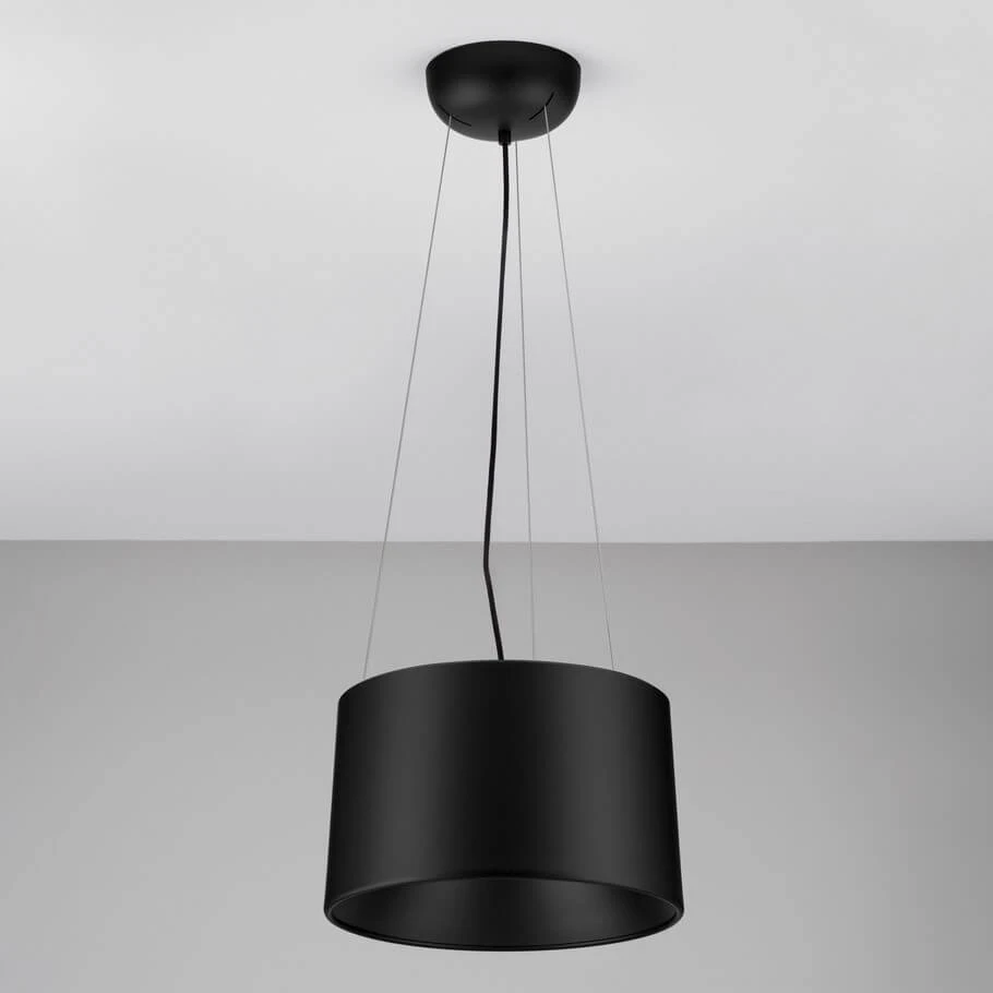 Lampa wisząca Bajo z jednym źródłem LED 24W w kolorze czarnym. Okrągły klosz z matowego materiału zawieszony na cienkich linkach, montowany do sufitu. Prosty, elegancki design na jednolitym tle.