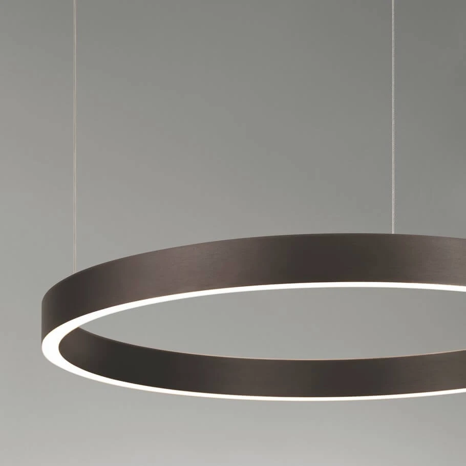 Lampa wisząca Bari D60 w kolorze brązowym, wykonana z metalu, w kształcie okręgu. Oświetlenie LED umieszczone wzdłuż krawędzi, zawieszona na cienkich linkach. Widok z dołu, ukazujący elegancki design i nowoczesny charakter lampy.