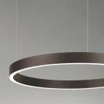 Lampa wisząca Bari D60 w kolorze brązowym, wykonana z metalu, w kształcie okręgu. Oświetlenie LED umieszczone wzdłuż krawędzi, zawieszona na cienkich linkach. Widok z dołu, ukazujący elegancki design i nowoczesny charakter lampy.
