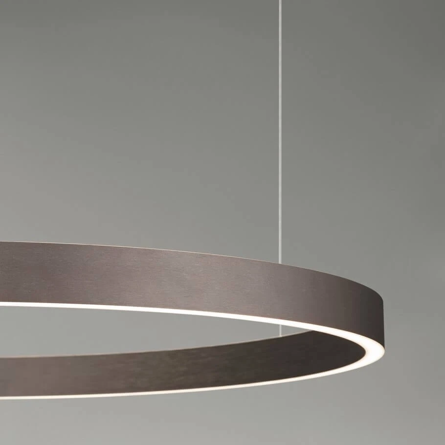Lampa wisząca Bari D80 w brązowym kolorze, z okrągłym, matowym kloszem i LED-owym oświetleniem. Produkt zawieszony na cienkim przewodzie, z widocznym podświetleniem na krawędzi. Idealna do nowoczesnych wnętrz.