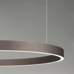 Lampa wisząca Bari D80 w brązowym kolorze, z okrągłym, matowym kloszem i LED-owym oświetleniem. Produkt zawieszony na cienkim przewodzie, z widocznym podświetleniem na krawędzi. Idealna do nowoczesnych wnętrz.