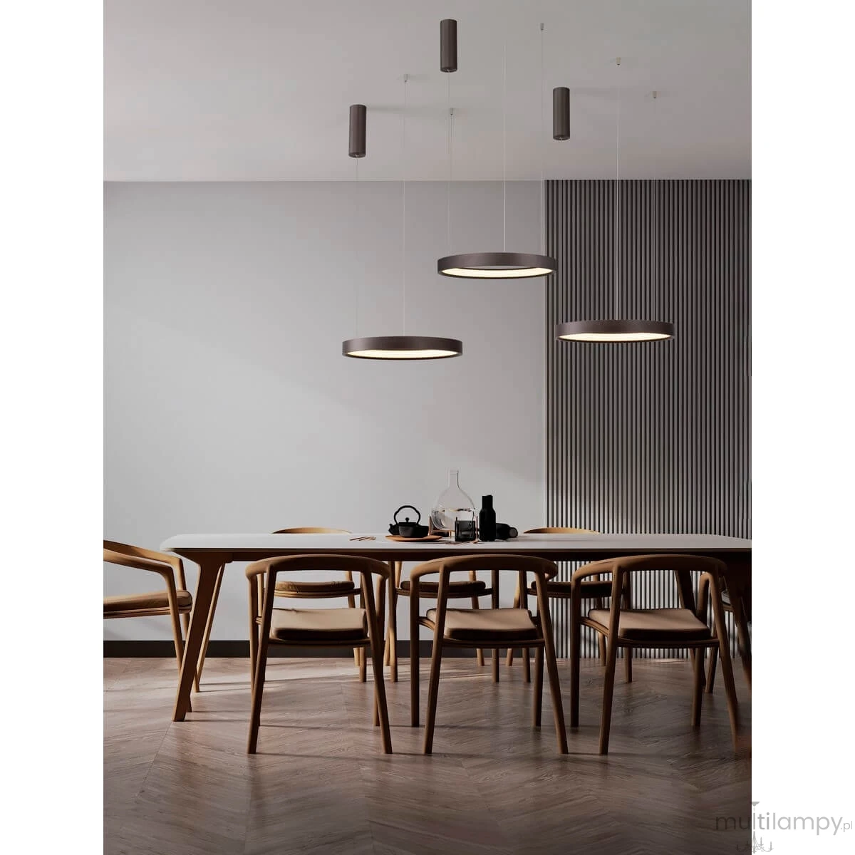 Lampa wisząca Zacapu D40 w kolorze brązowym, z pojedynczym źródłem światła LED 22W, zawieszona nad drewnianym stołem. W tle widoczne minimalistyczne wnętrze z drewnianymi krzesłami i dekoracjami.